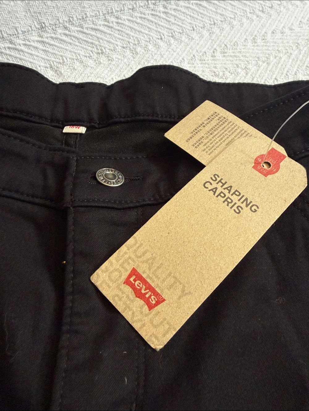 Levi's Black Slim Shaping Capris with Tag